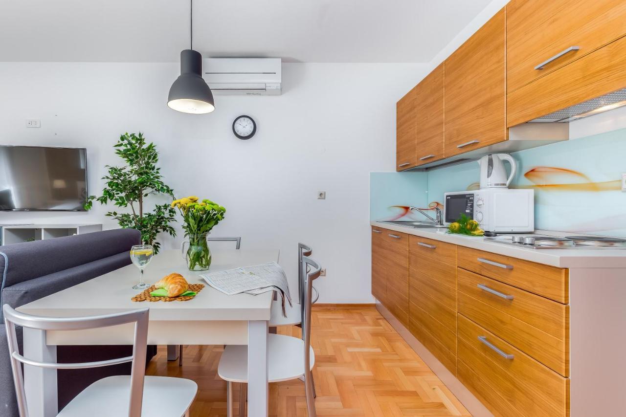 Main Street Apartments 2 Rijeka Bagian luar foto